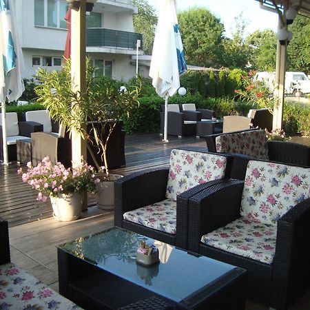 Hotel Astra Ravda Bagian luar foto