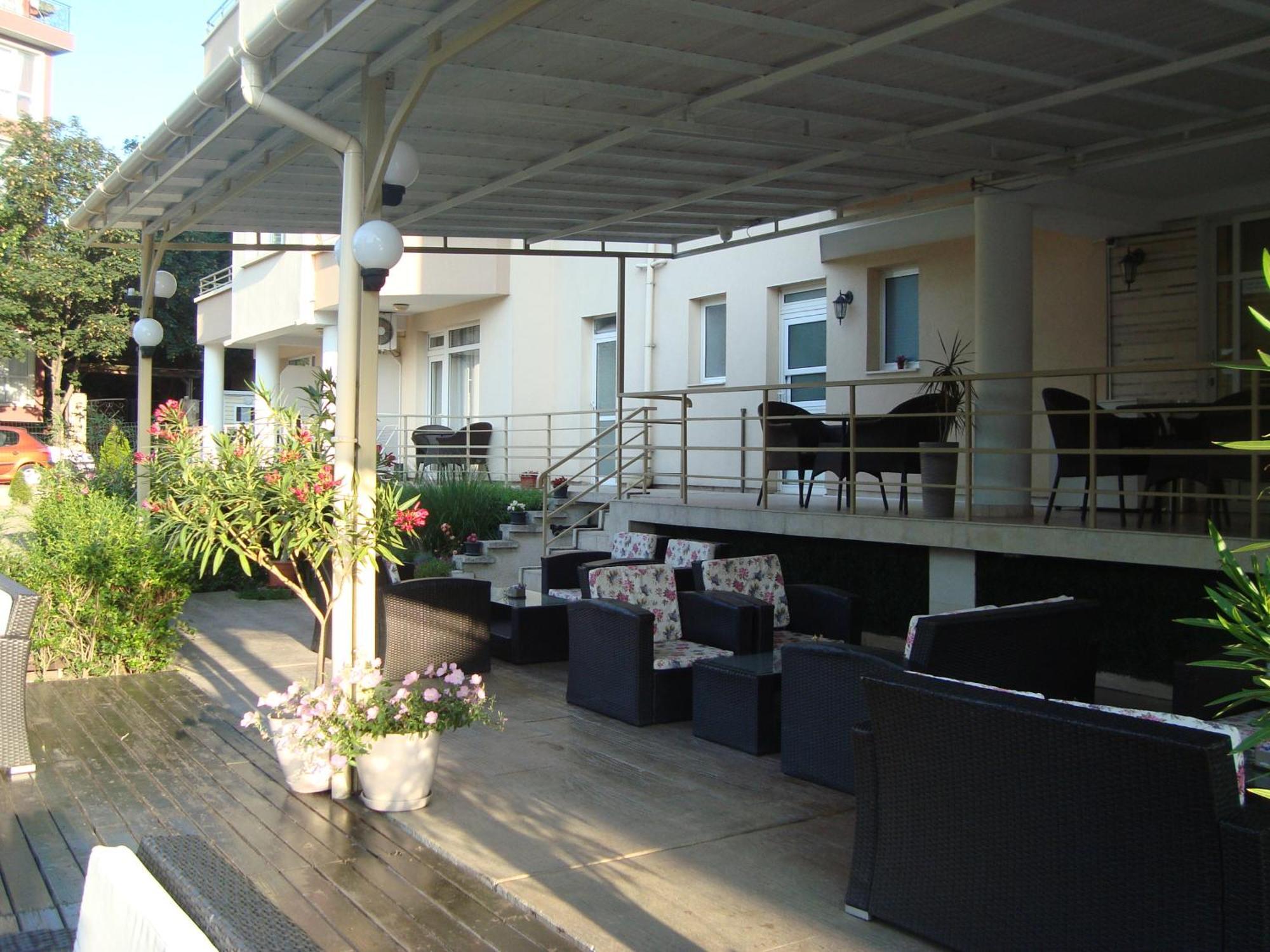 Hotel Astra Ravda Bagian luar foto