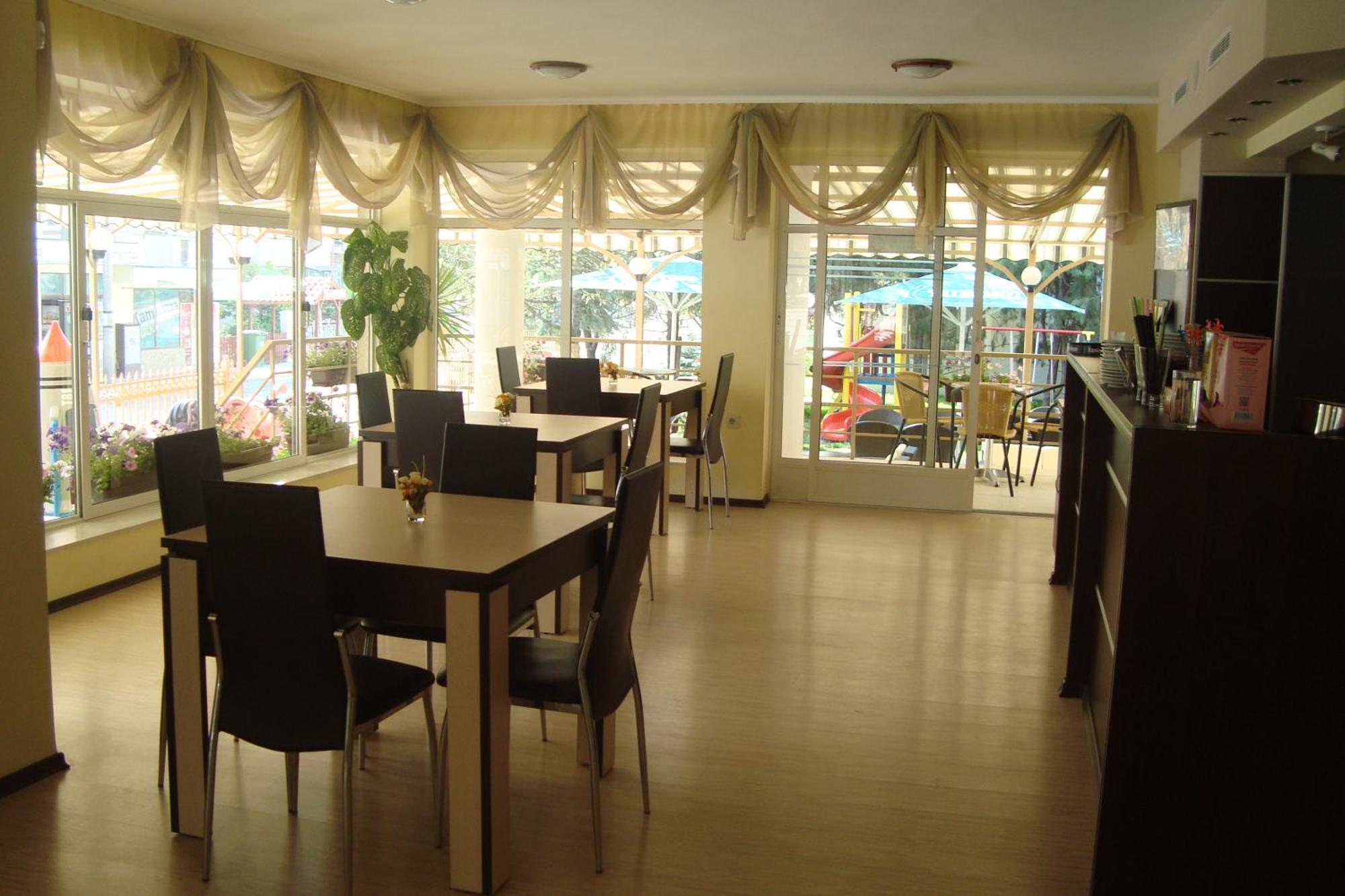 Hotel Astra Ravda Bagian luar foto