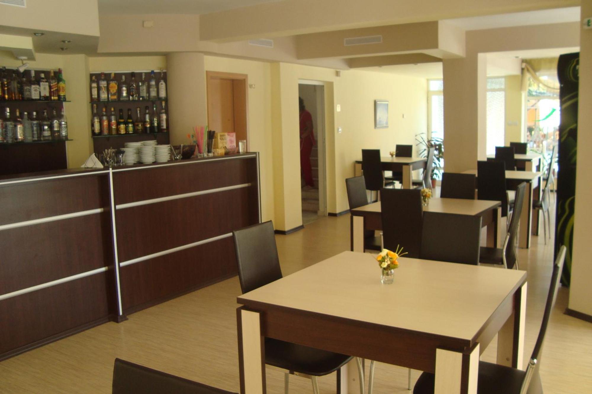 Hotel Astra Ravda Bagian luar foto