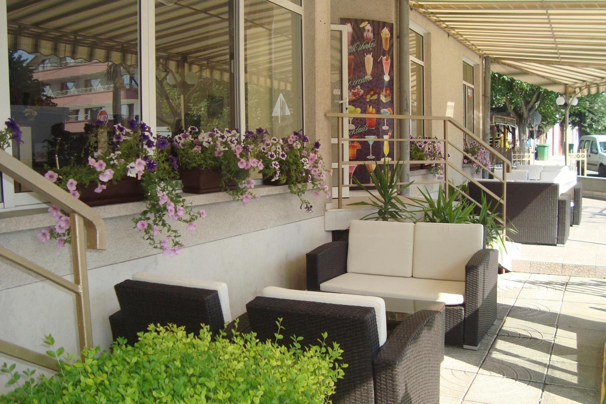 Hotel Astra Ravda Bagian luar foto