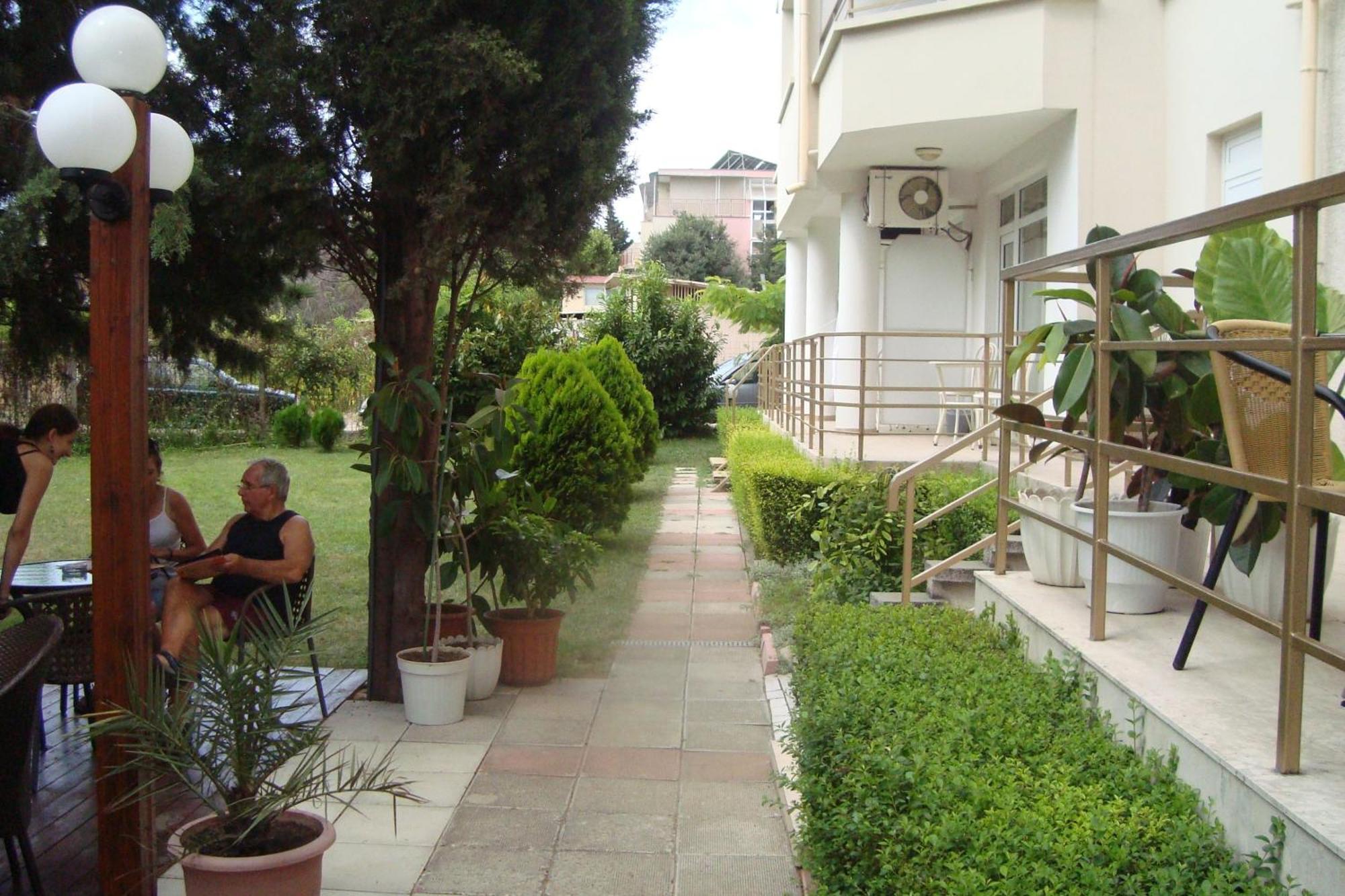 Hotel Astra Ravda Bagian luar foto