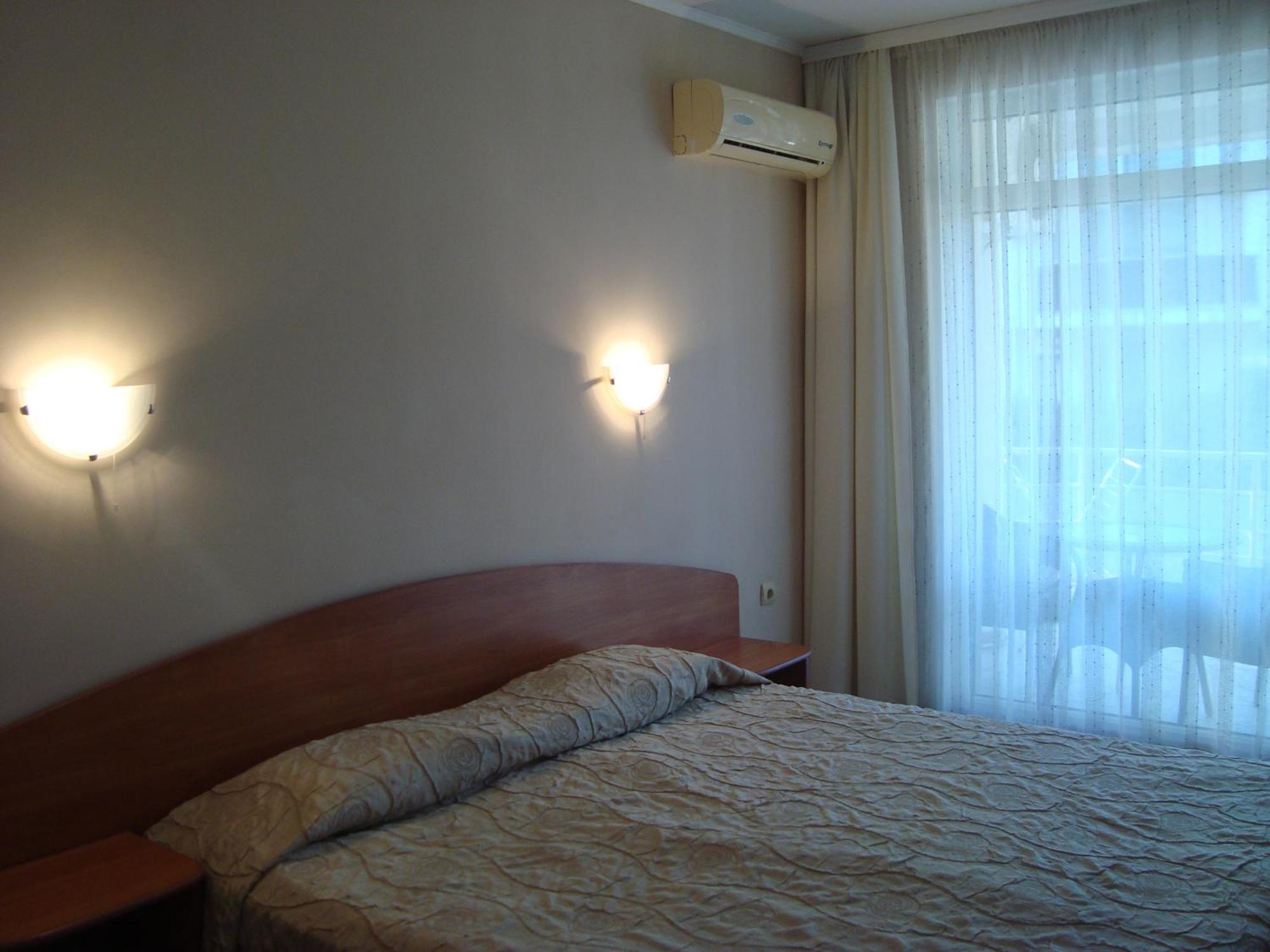 Hotel Astra Ravda Bagian luar foto