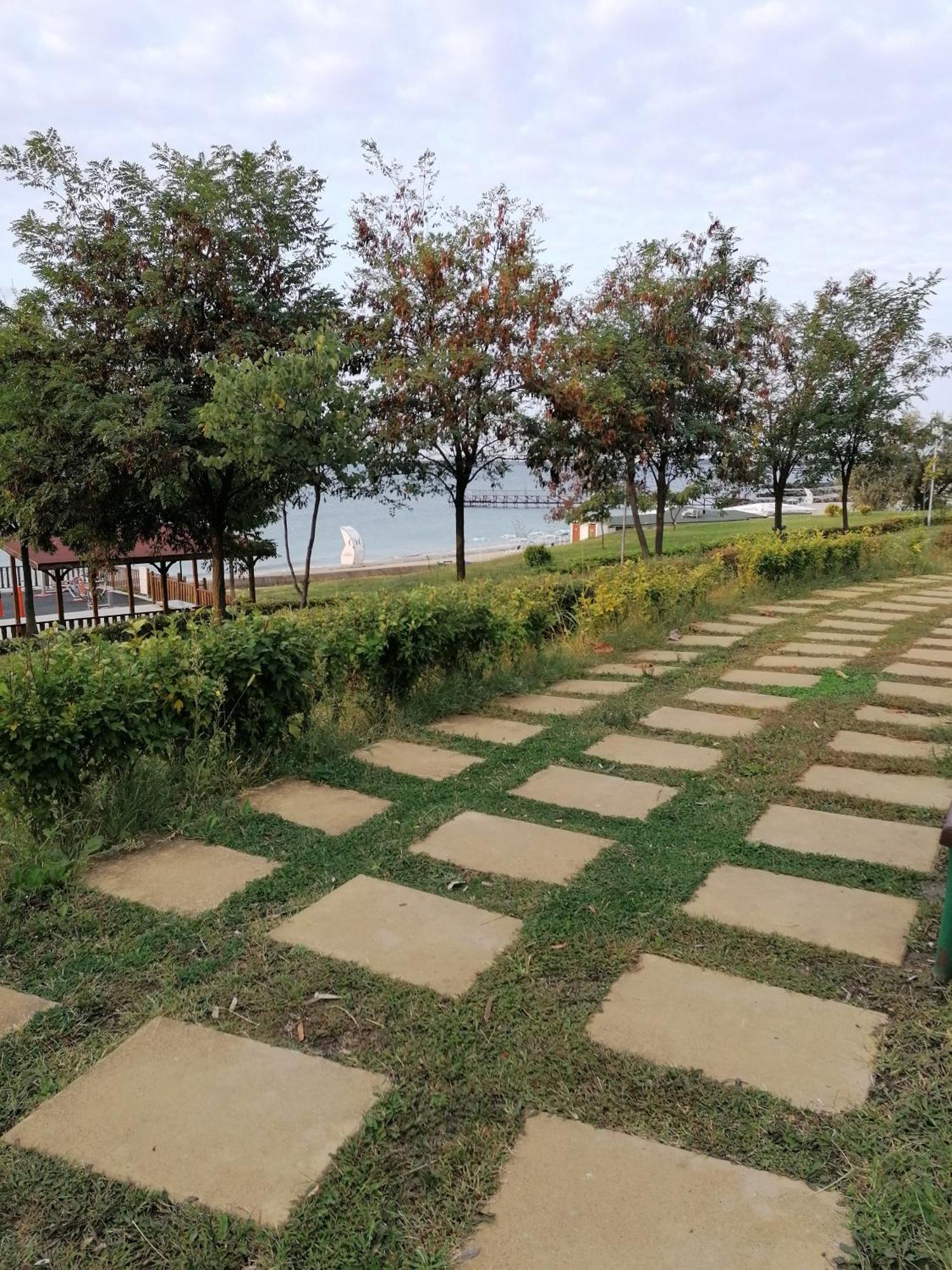 Hotel Astra Ravda Bagian luar foto