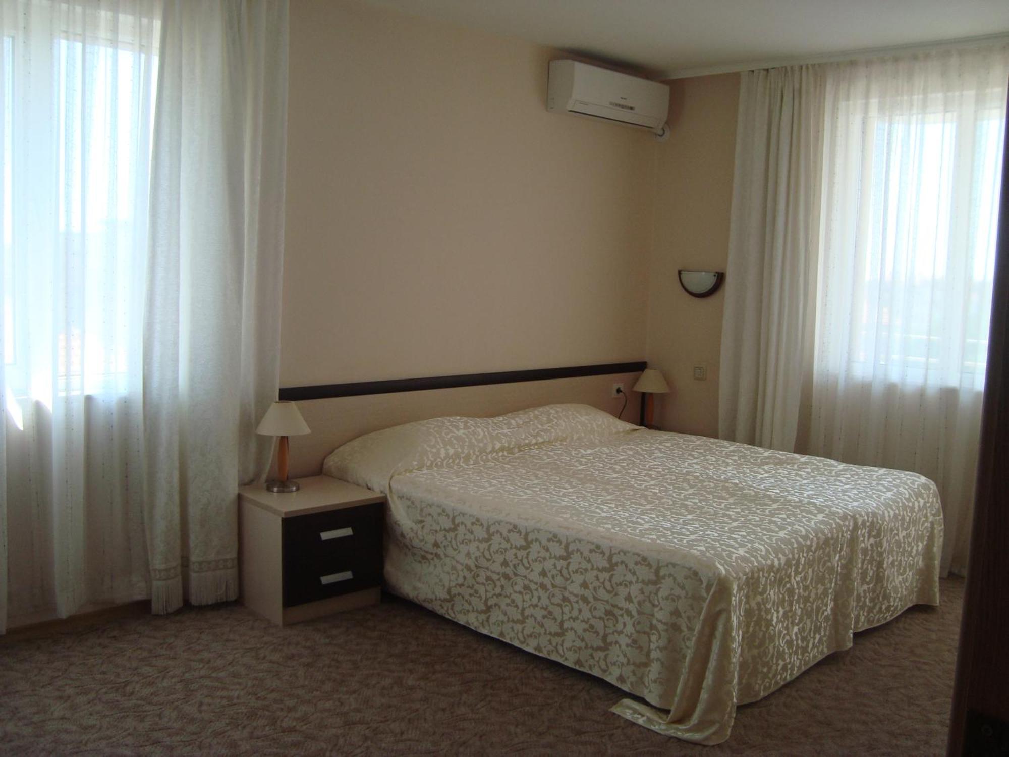 Hotel Astra Ravda Bagian luar foto