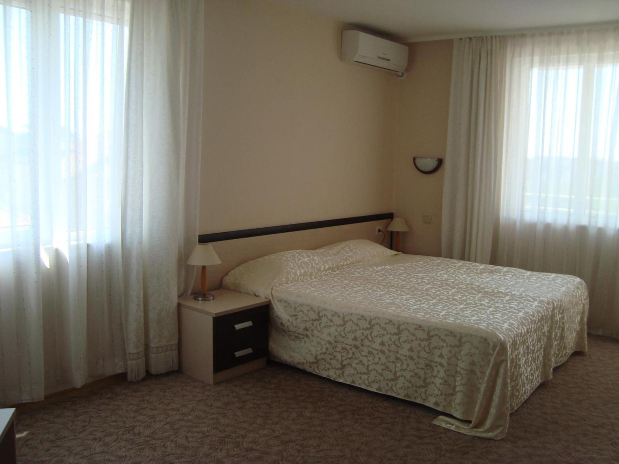 Hotel Astra Ravda Bagian luar foto