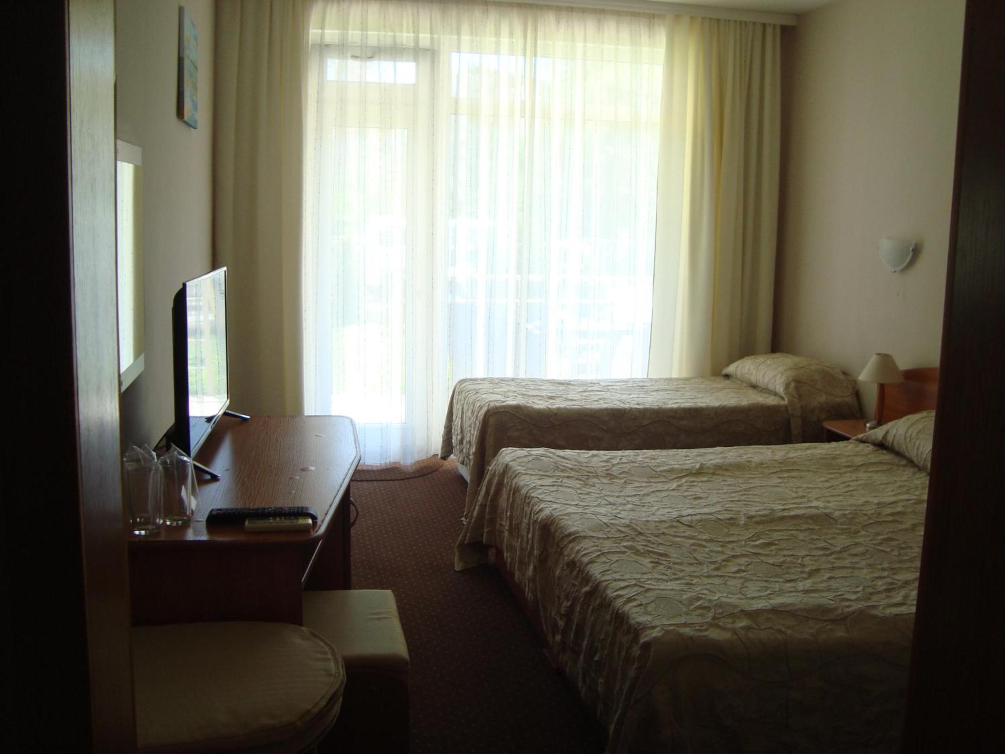 Hotel Astra Ravda Bagian luar foto