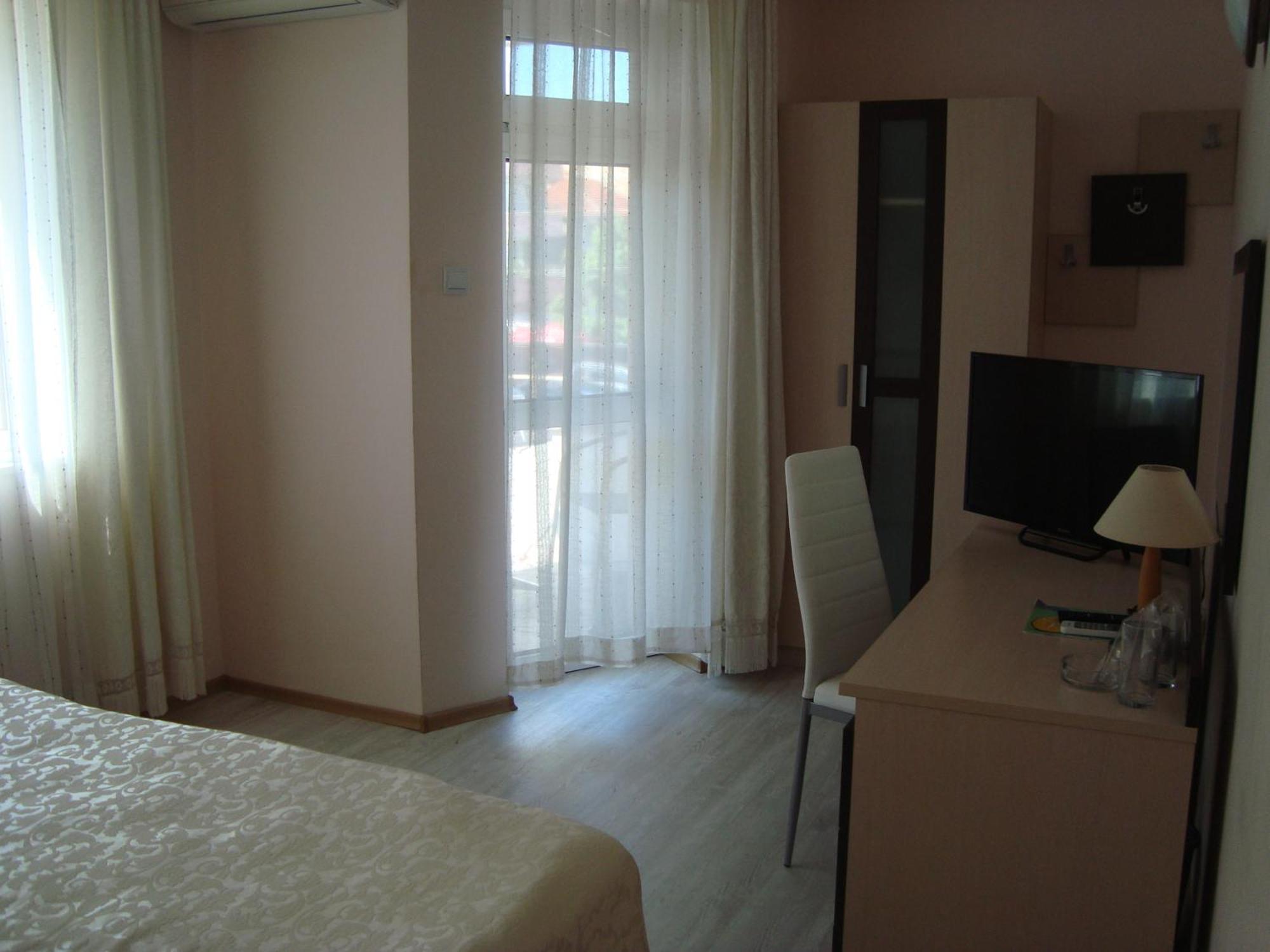 Hotel Astra Ravda Bagian luar foto