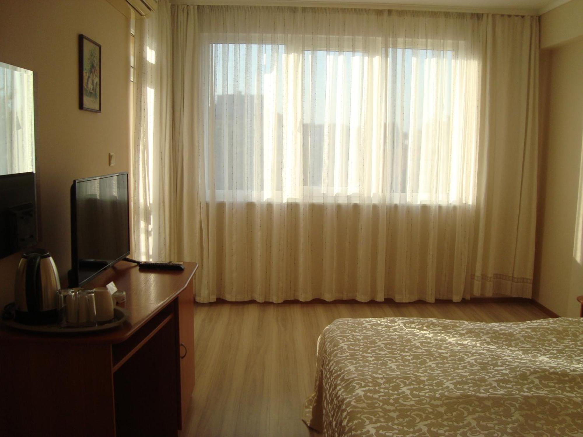 Hotel Astra Ravda Bagian luar foto