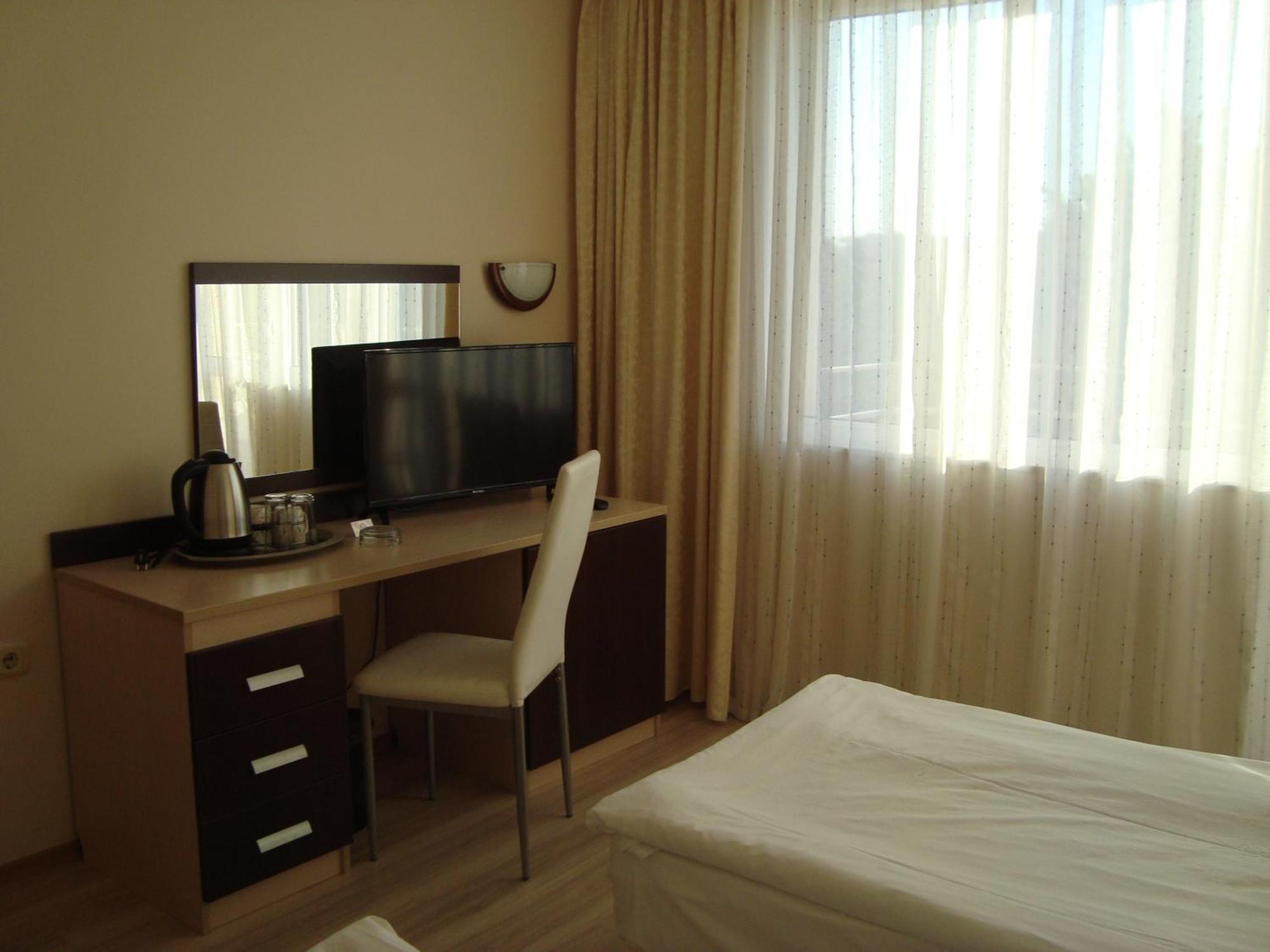 Hotel Astra Ravda Bagian luar foto