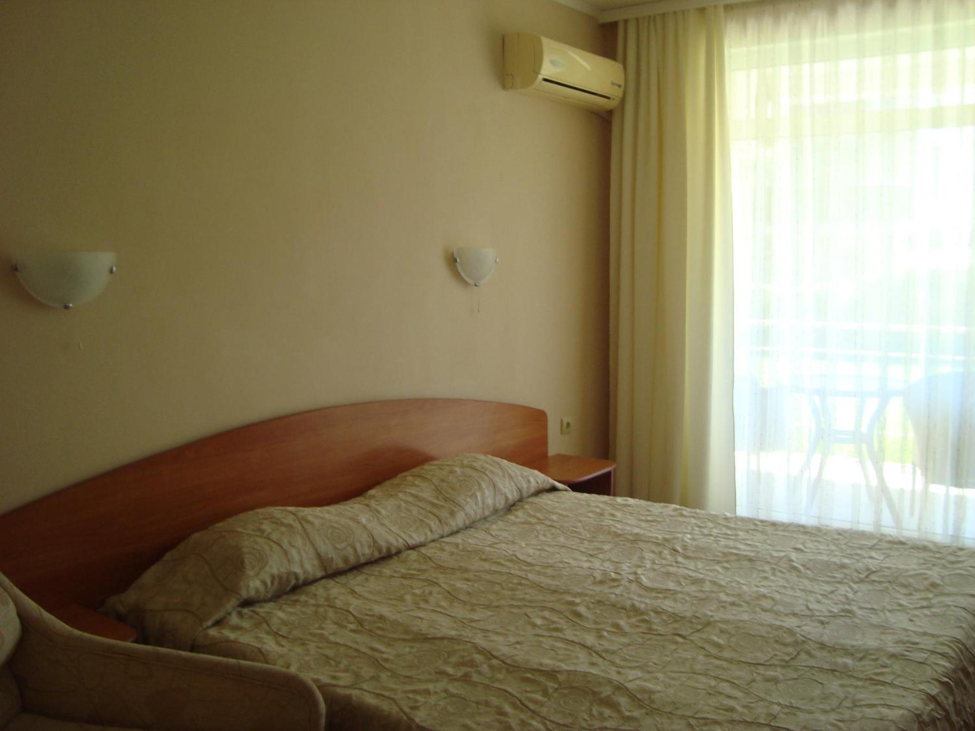 Hotel Astra Ravda Bagian luar foto