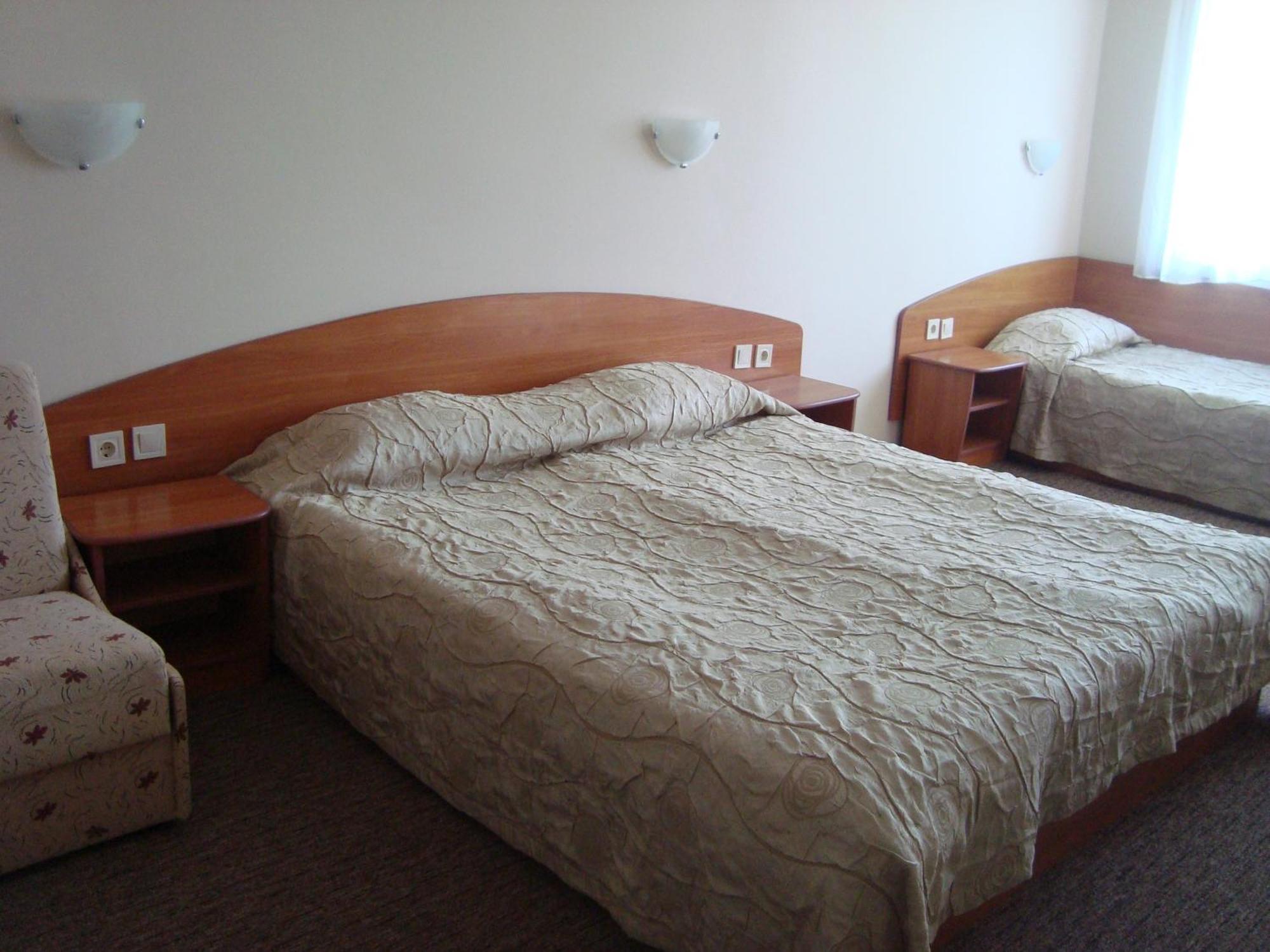 Hotel Astra Ravda Bagian luar foto