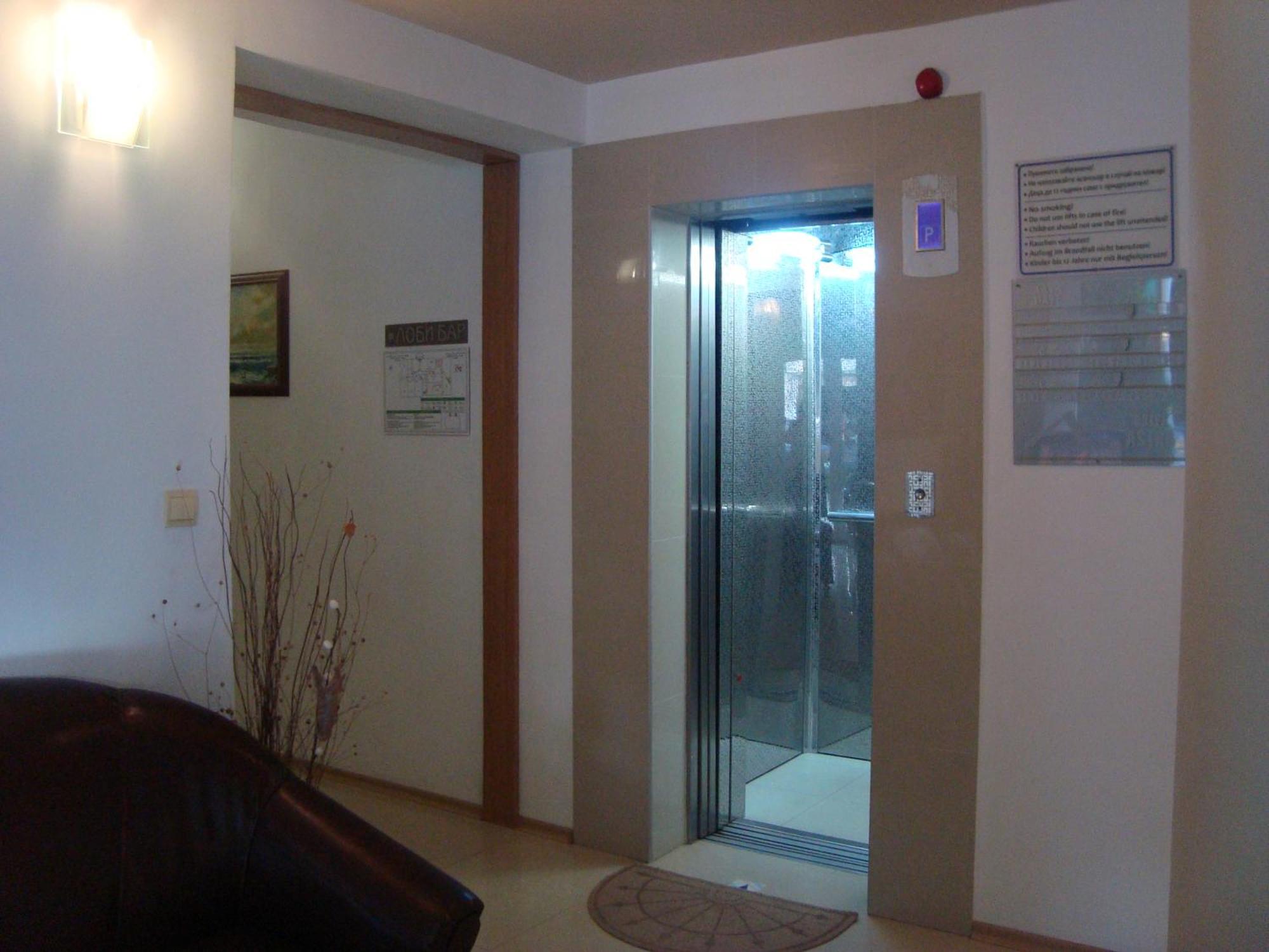 Hotel Astra Ravda Bagian luar foto