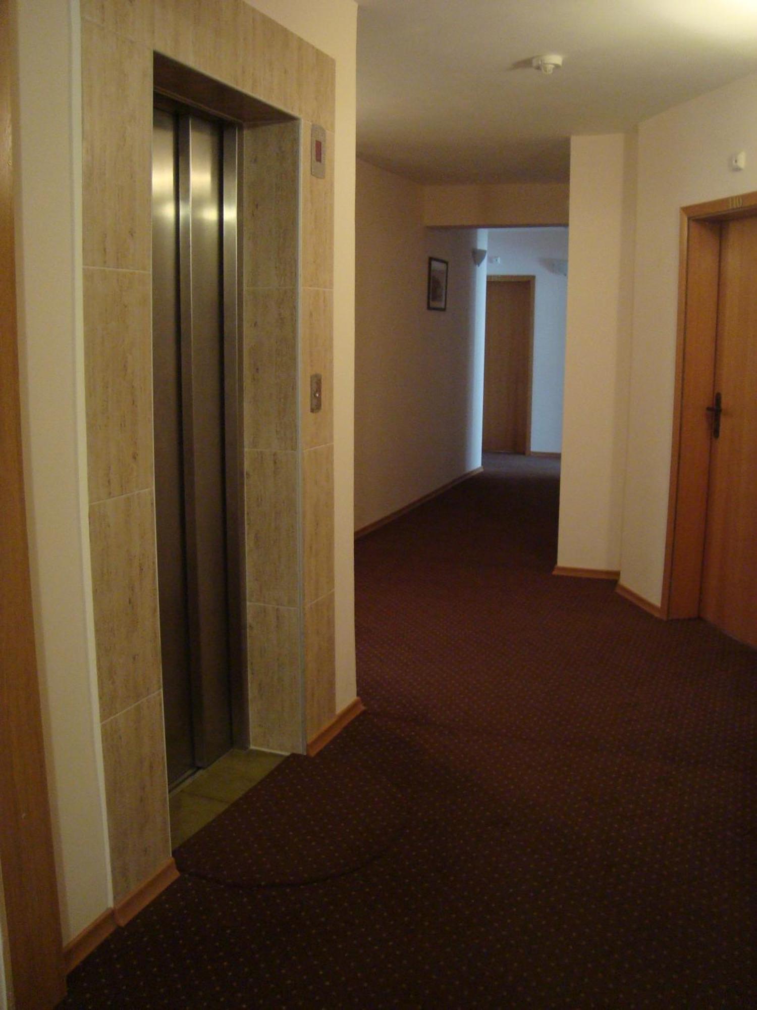 Hotel Astra Ravda Bagian luar foto