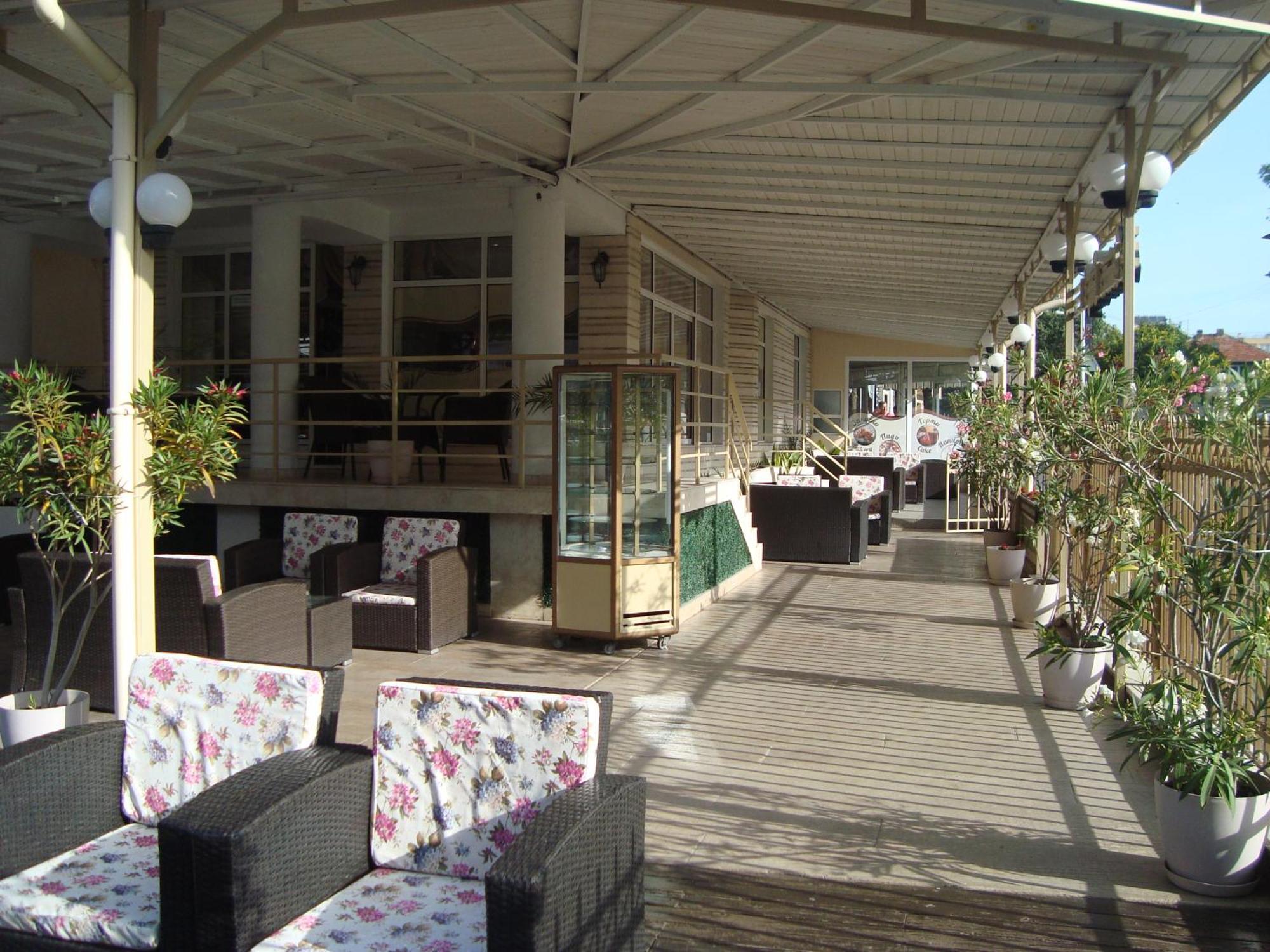 Hotel Astra Ravda Bagian luar foto