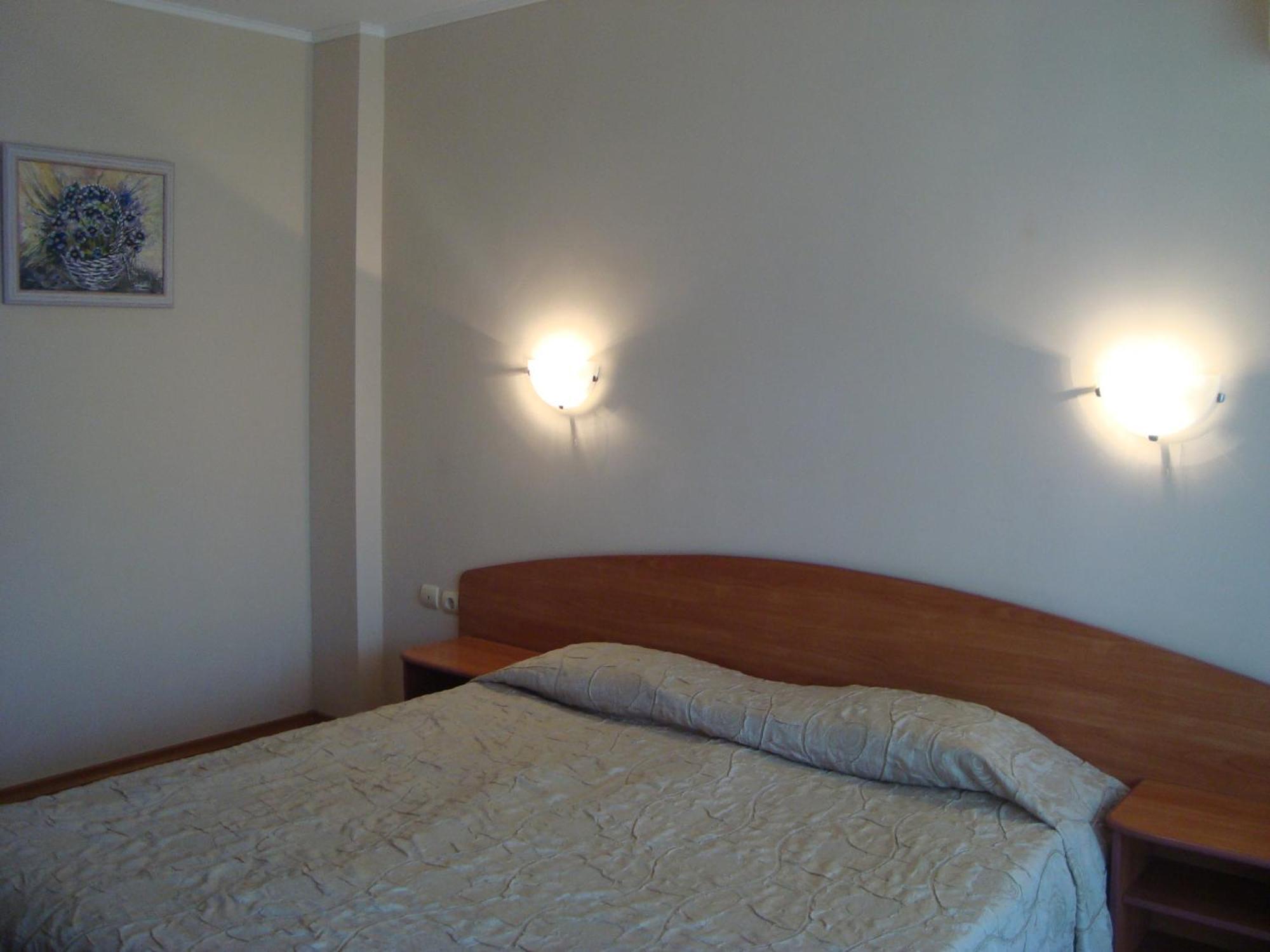 Hotel Astra Ravda Bagian luar foto