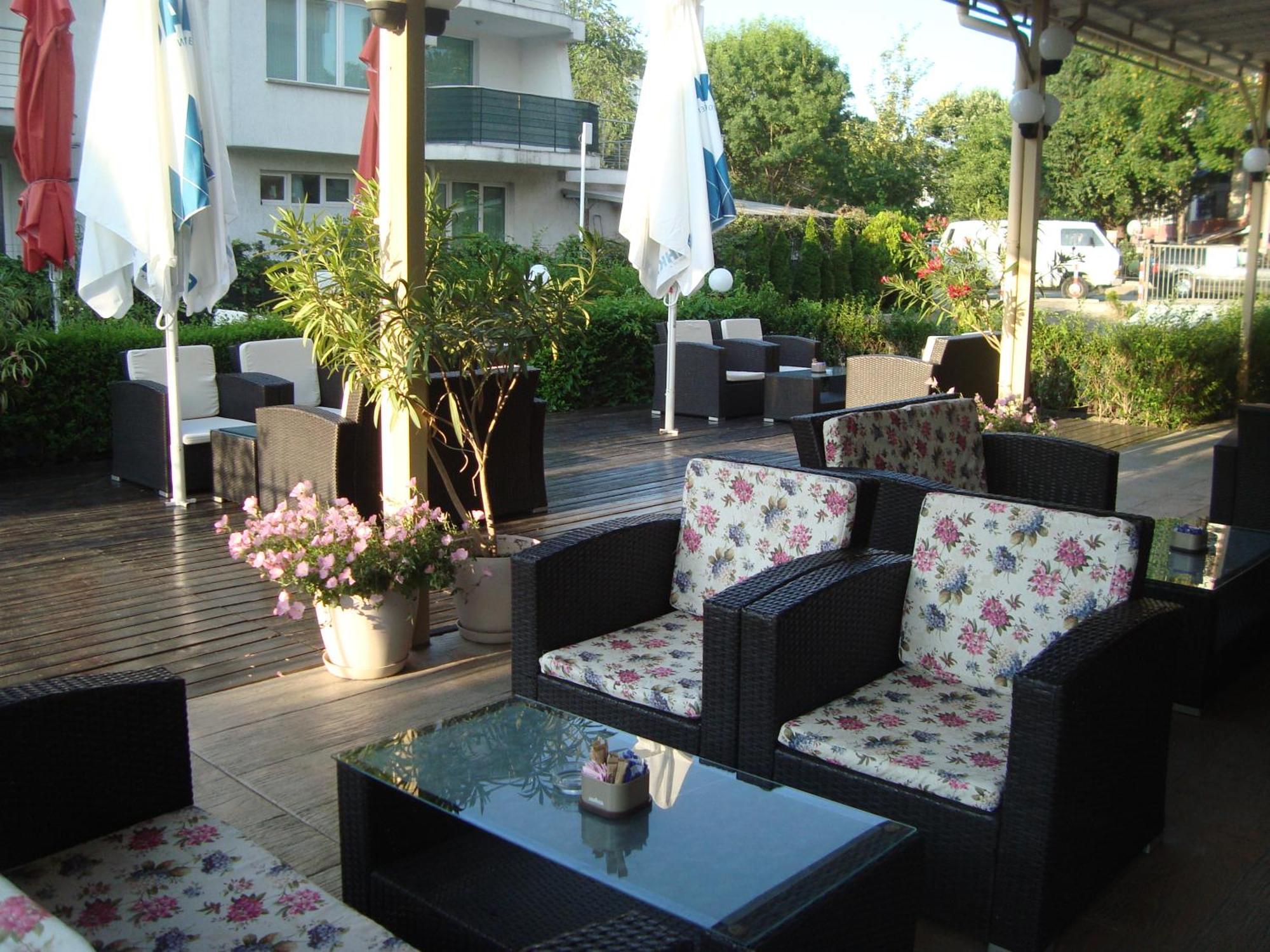 Hotel Astra Ravda Bagian luar foto