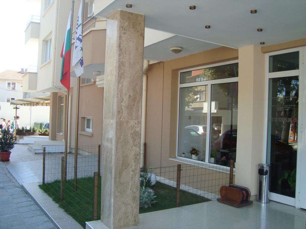Hotel Astra Ravda Bagian luar foto