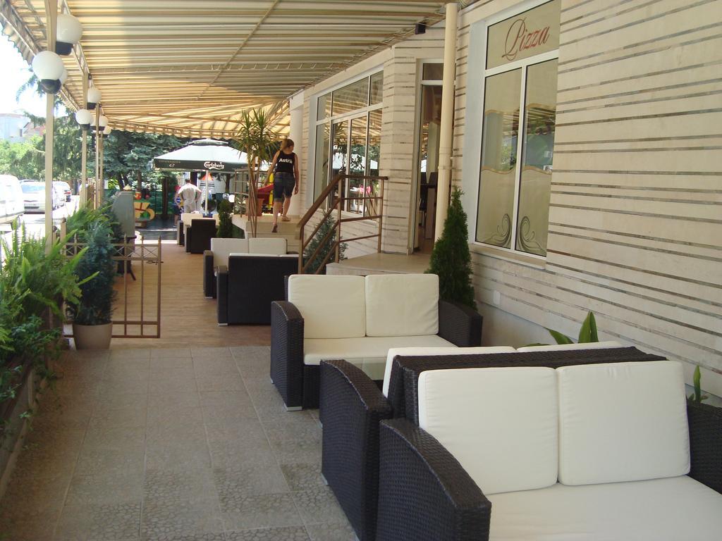 Hotel Astra Ravda Bagian luar foto