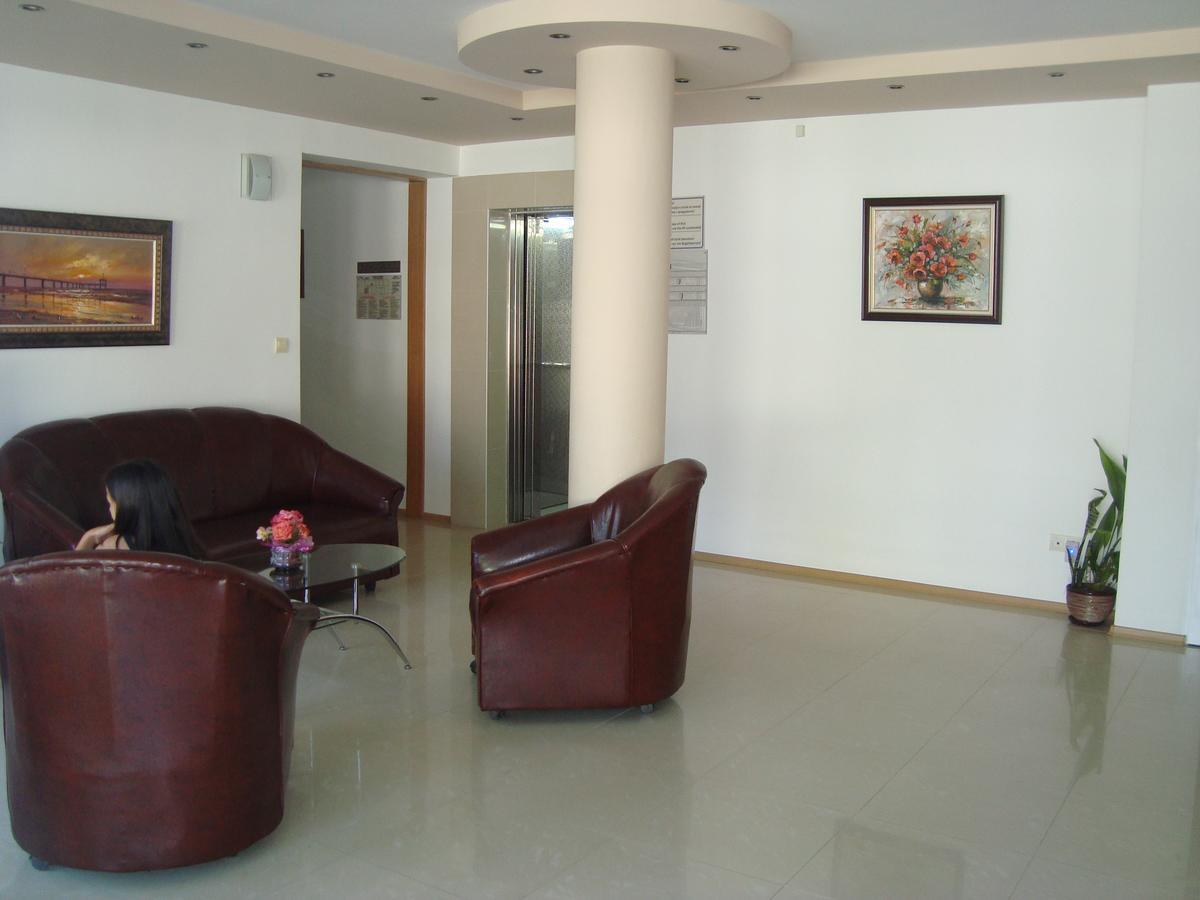 Hotel Astra Ravda Bagian luar foto